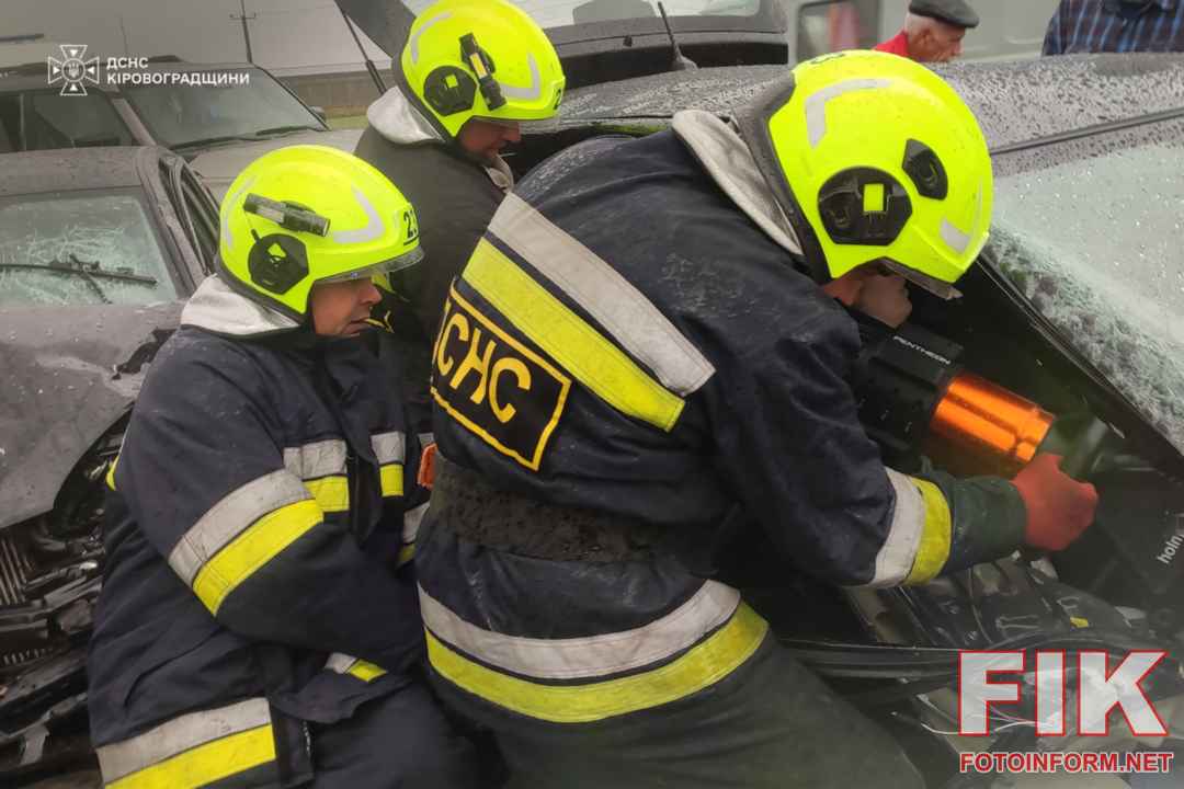 Рятувальники ДСНС деблокують постраждалу з понівеченого авто після ДТП на Кіровоградщині
