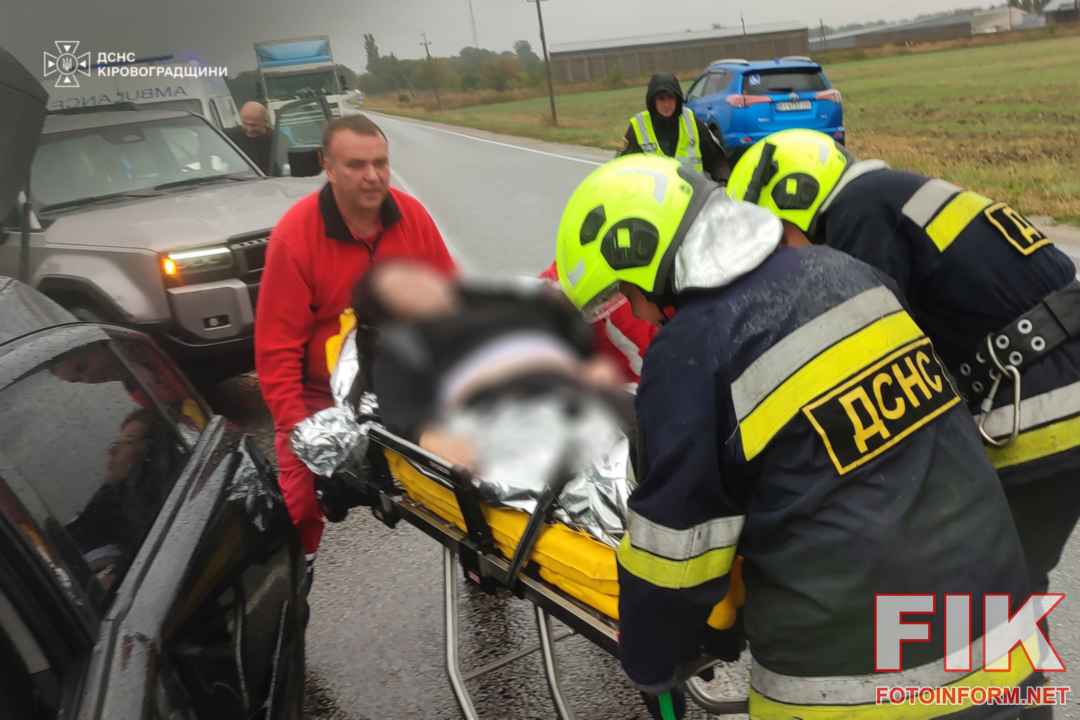 Рятувальники ДСНС деблокують постраждалу з понівеченого авто після ДТП на Кіровоградщині