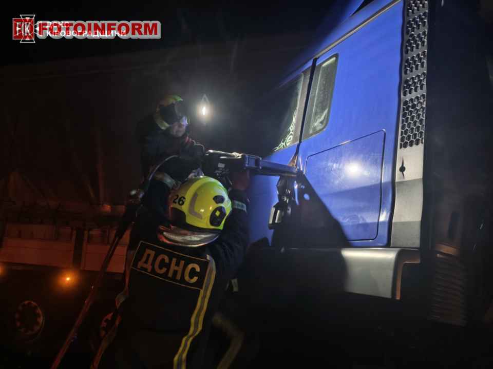 Ліквідація наслідків ДТП за участі двох вантажівок у Кіровоградській області — ДСНС