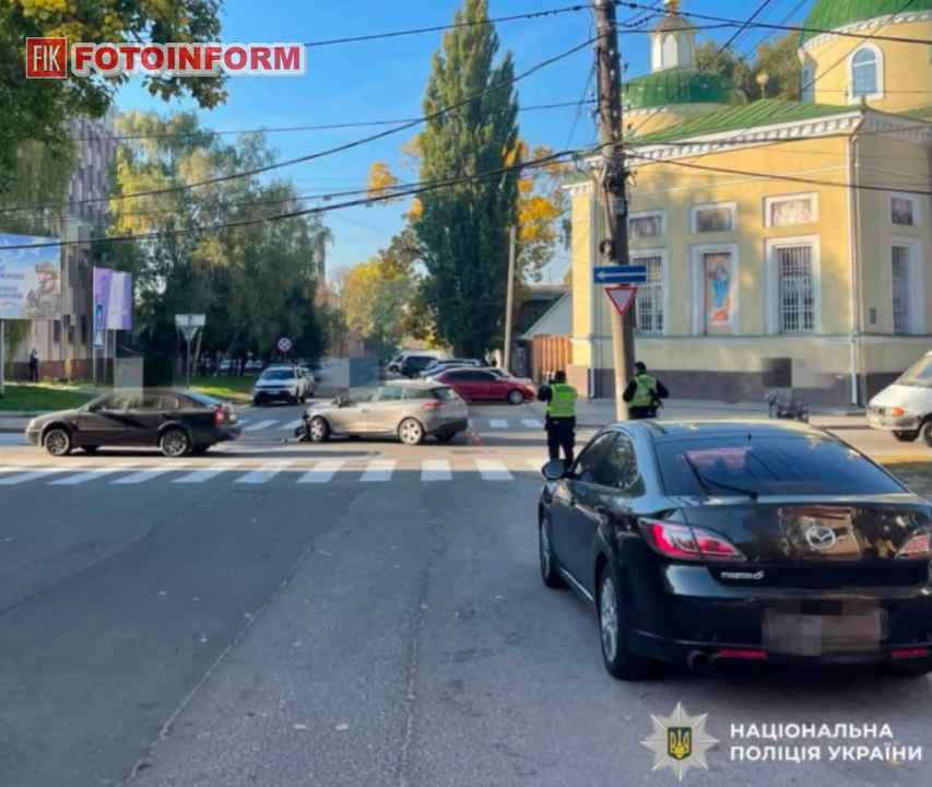 Наслідки зіткнення автомобілів Mazda 6 та Renault Clio на перехресті у Кропивницькому