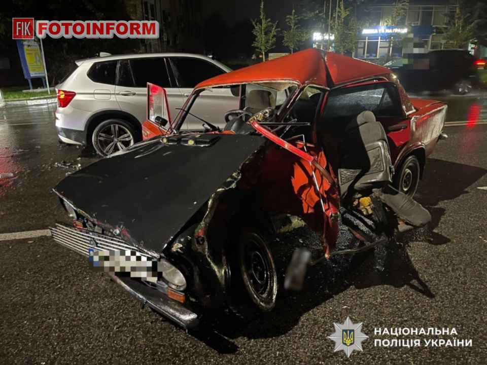 Автомобілі ВАЗ та BMW після зіткнення на вулиці Соборній у Кропивницькому