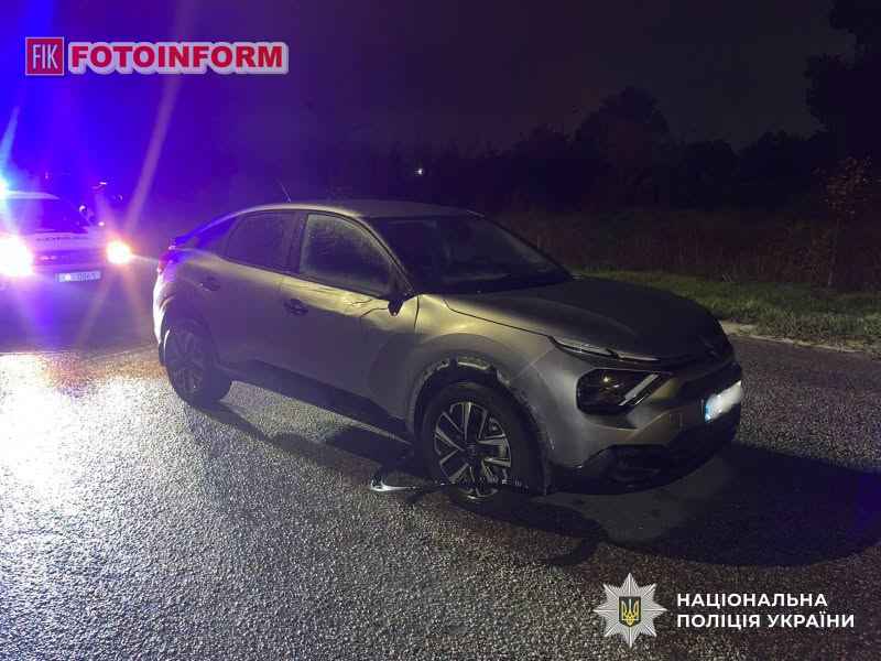 Автомобіль Citroen C4 на місці ДТП з пішоходом у Кропивницькому по вулиці Героїв-рятувальників