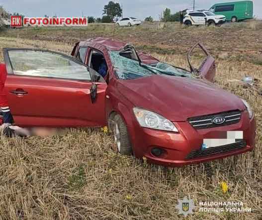 Автомобіль Kia Ceed після з'їзду в кювет на трасі Н-14 на Кіровоградщині
