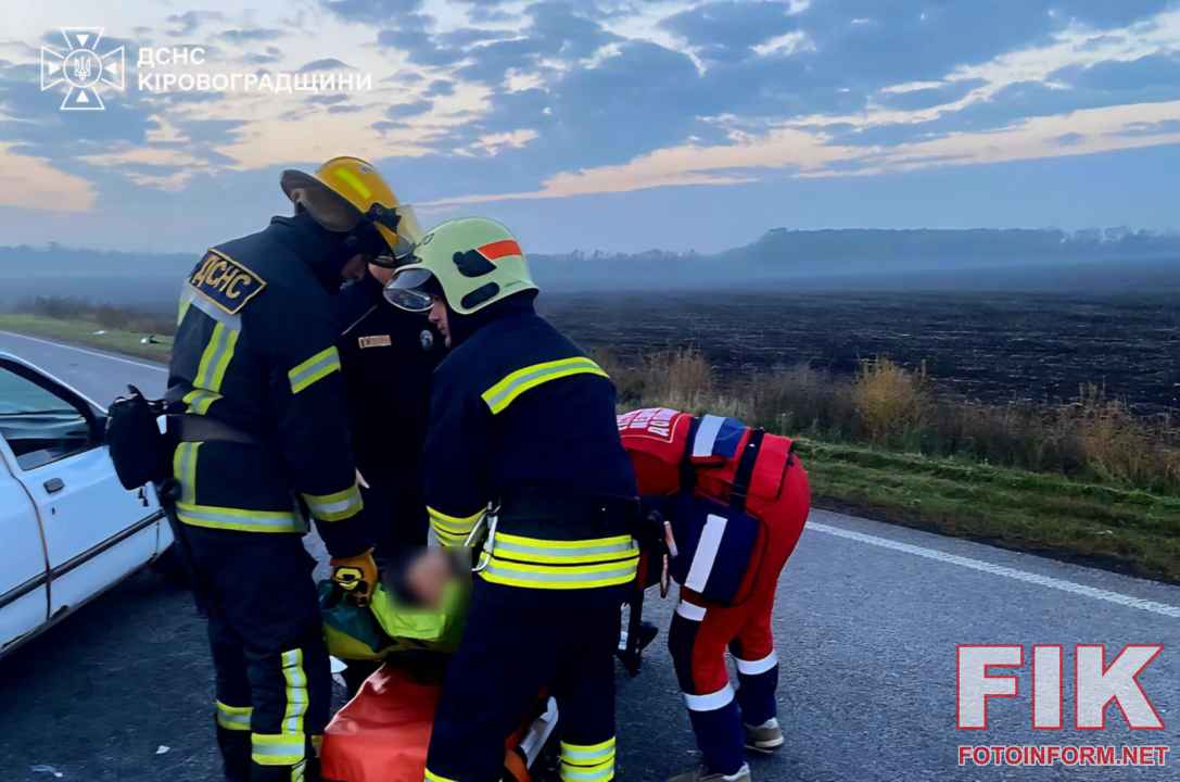 Рятувальники ДСНС деблокують водія з понівеченого автомобіля після ДТП на Кіровоградщині