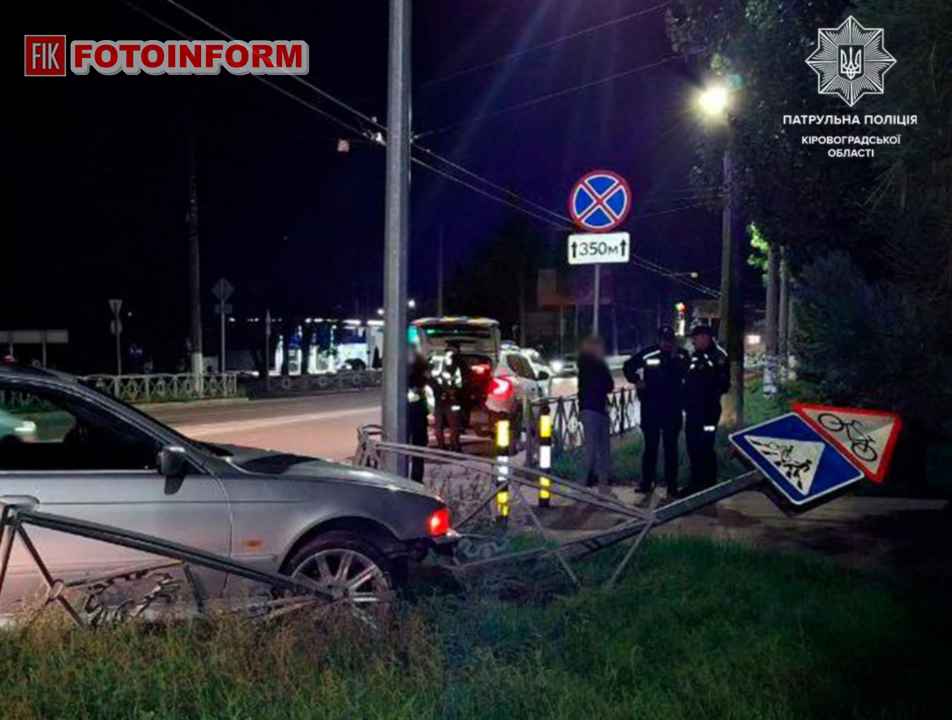 Пошкоджений автомобіль BMW та знесений металевий паркан на місці ДТП по вулиці Героїв України у Кропивницькому