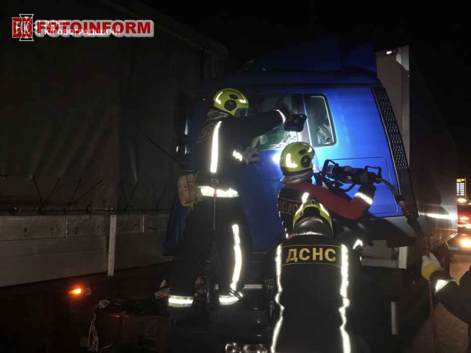 Рятувальники ДСНС деблокують травмованого водія з понівеченої вантажівки після ДТП на трасі Київ–Одеса
