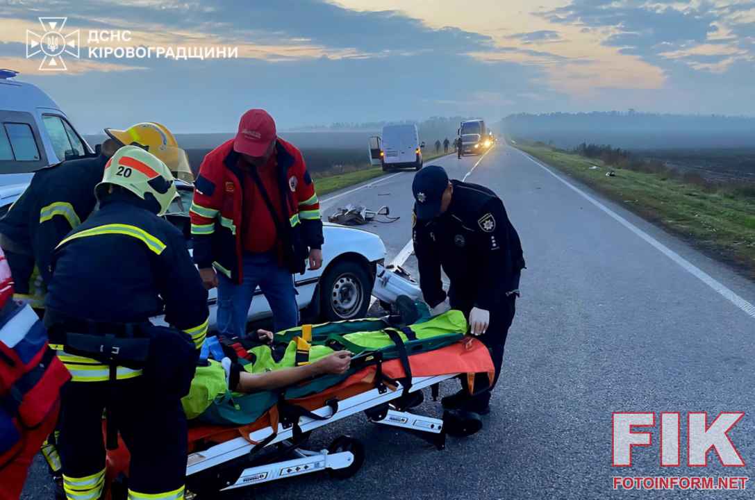 Рятувальники ДСНС деблокують водія з понівеченого автомобіля після ДТП на Кіровоградщині