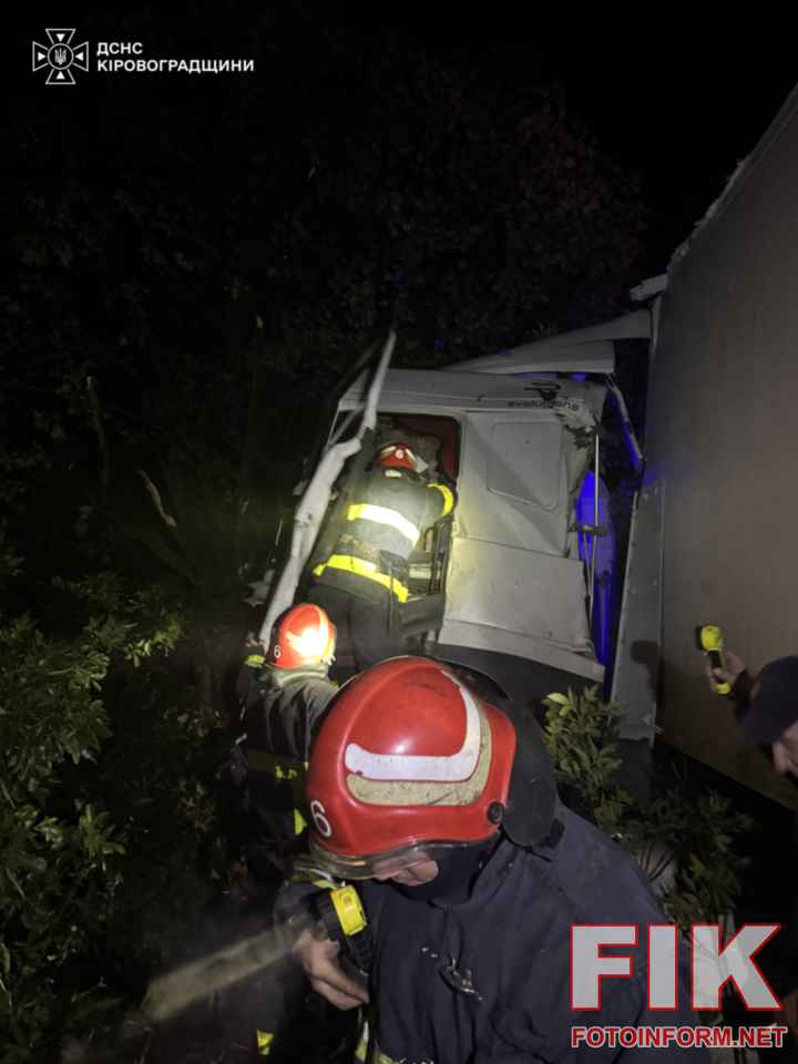 Рятувальники ДСНС деблокують травмованого водія з кабіни вантажівки DAF після ДТП на Кіровоградщині