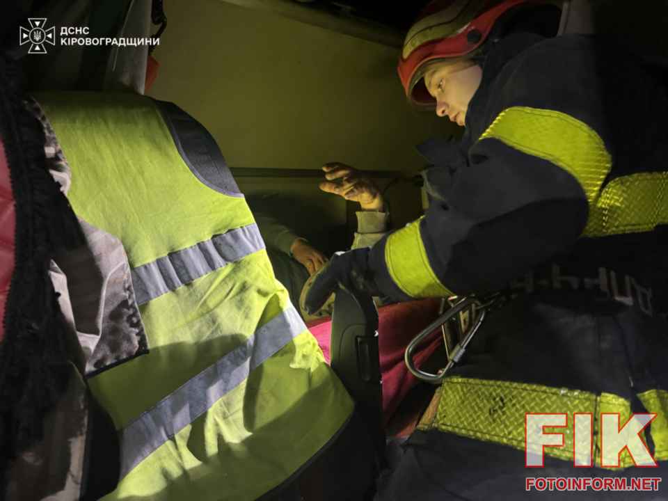 Рятувальники ДСНС деблокують травмованого водія з кабіни вантажівки DAF після ДТП на Кіровоградщині