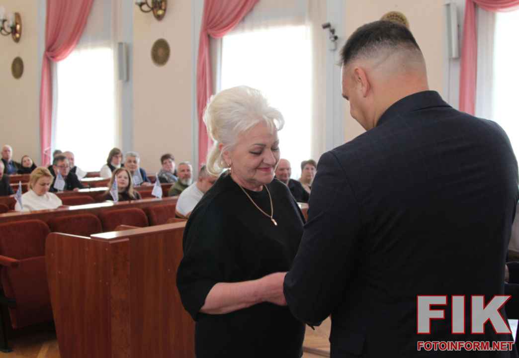 Секретар міськради Олег Колюка та Лариса Костенко вручають грошові сертифікати переможцям конкурсу Еко Варта у Кропивницькому.