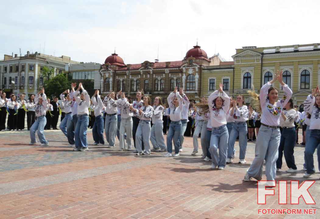 Масштабний флешмоб вихованців Школи-ліцею мистецтв до Дня вишиванки на Площі Героїв Майдану в Кропивницькому.