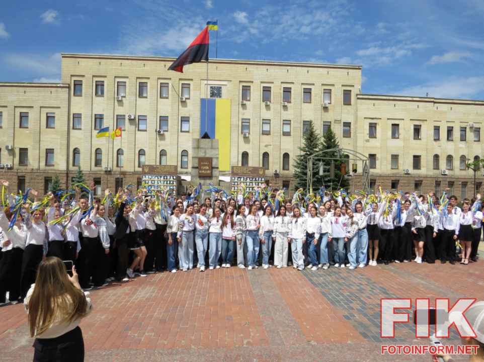 Масштабний флешмоб вихованців Школи-ліцею мистецтв до Дня вишиванки на Площі Героїв Майдану в Кропивницькому.