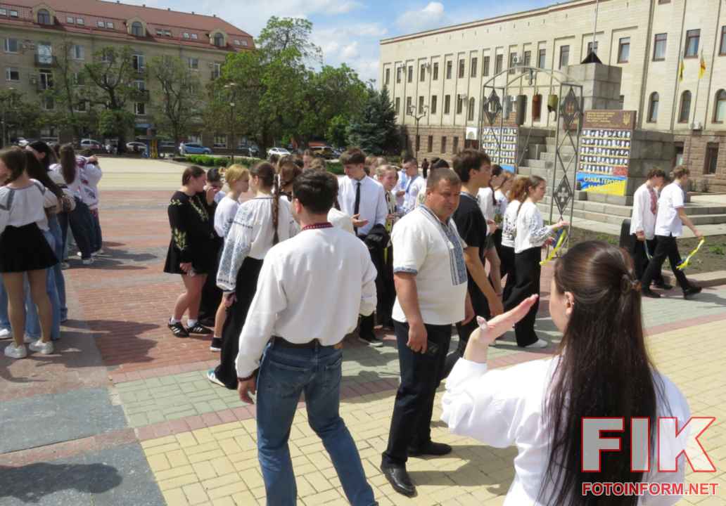 Масштабний флешмоб вихованців Школи-ліцею мистецтв до Дня вишиванки на Площі Героїв Майдану в Кропивницькому.