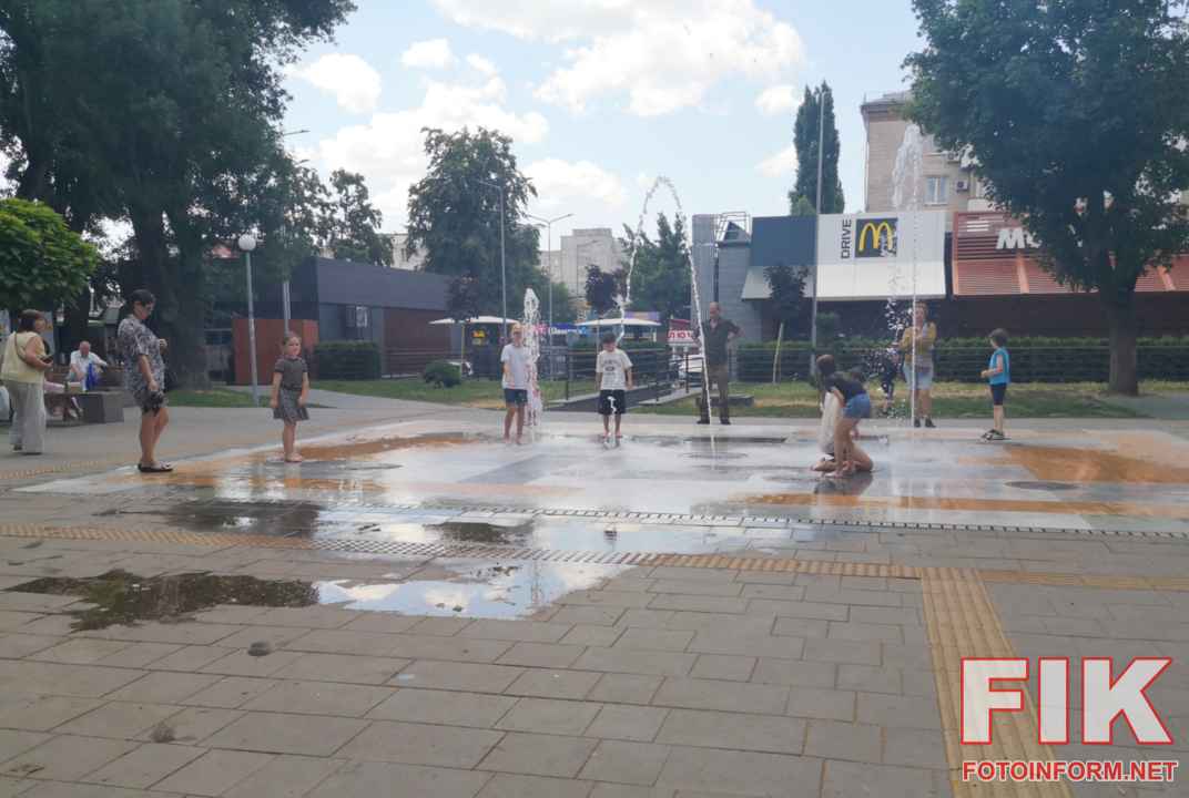 Діти та перехожі відпочивають біля увімкненого фонтану в Центральному сквері Кропивницького під час спеки