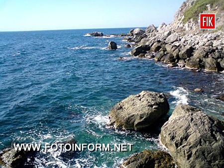 Летом все стремятся к морю. Самое время поговорить об оздоровлении. Если поехать к морю, можно согреть душу, послушать шум прибоя, впитать хорошее настроение и удивительные впечатления. В нашей стране есть прекрасные места. Одно из них – Южный берег Крыма. В тени можжевеловых деревьев расположился небольшой поселок Форос. 