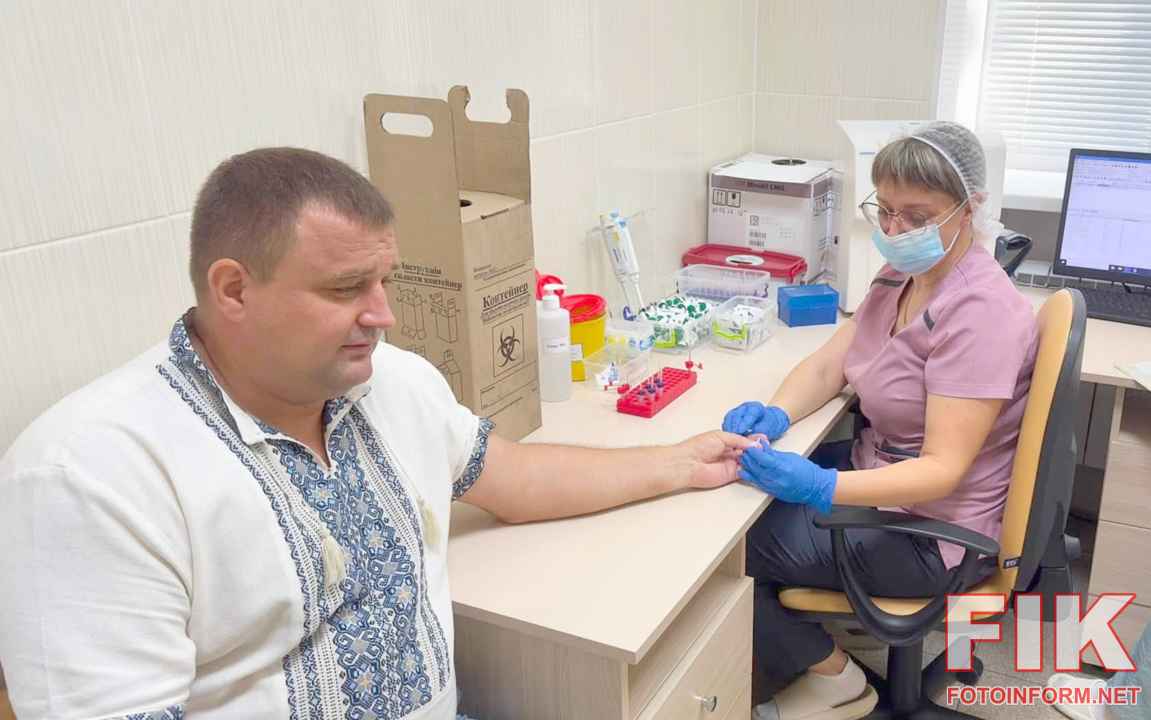 Геннадій Шевченко здає кров у КНП Кіровоградська обласна станція переливання крові у Кропивницькому