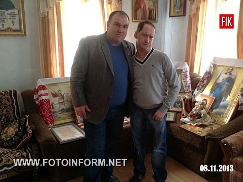 Удивительное – рядом. Так можно сказать о Викторе Громове, народная слава о котором «прокатилась» по всей Украине и далеко за ее пределами. Вокруг этого необычного человека всегда собирается очень много людей, которым так нужна его помощь или совет.