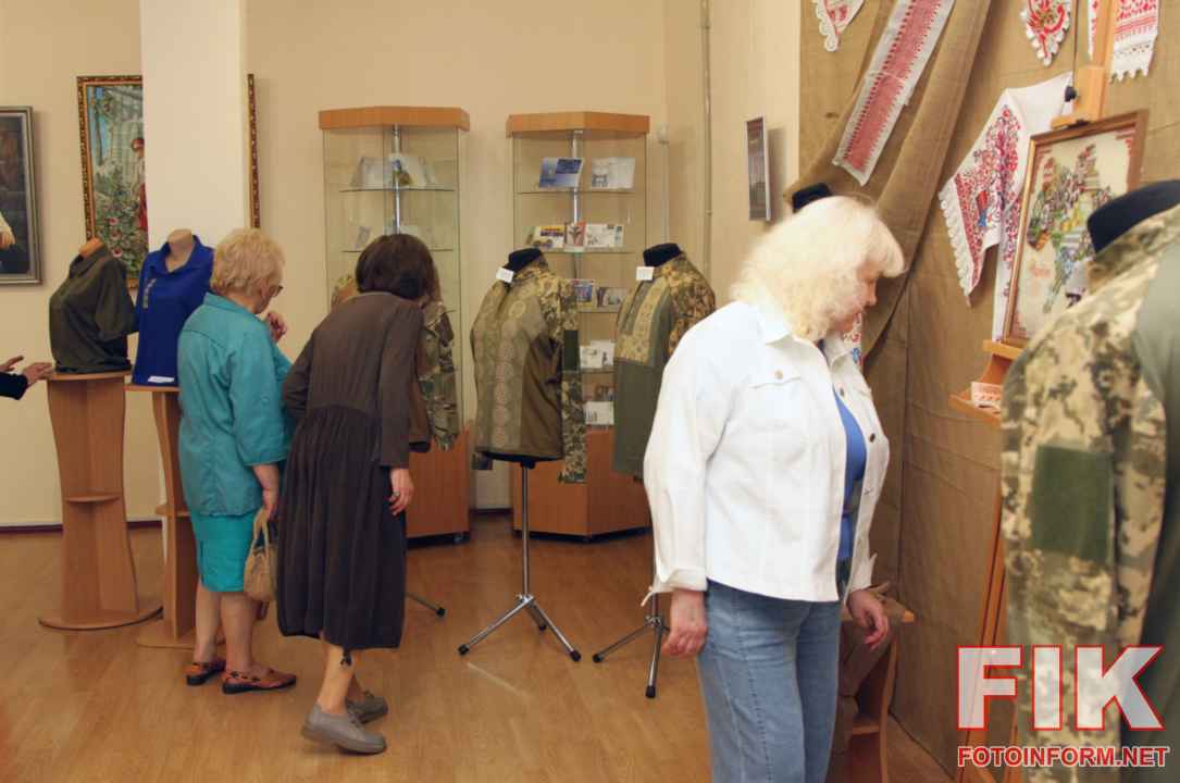Відкриття виставки вишиванок Ірини Гуцалюк Червоне то любов у Музеї мистецтв Кропивницького