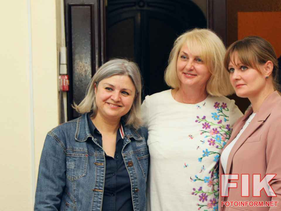 Ірина Гулалюк фотографується з відвідувачами виставки