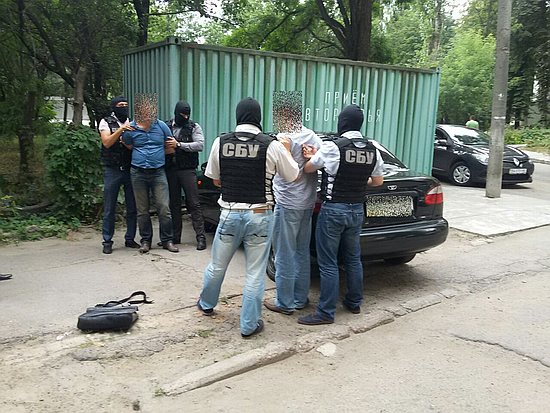 На Кіровоградщині Службою безпеки України у співпраці із прокуратурою області за фактом пропозиції неправомірної вигоди у розмірі 35 тис. доларів США затримано двох осіб.