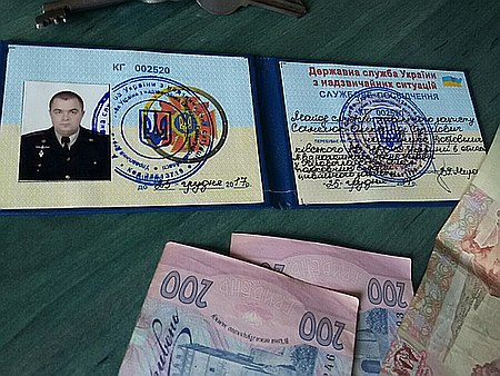 Служба безпеки України, спільно з співробітниками внутрішньої безпеки Управління ДСНС України в області, затримали на хабарі начальника одного з райвідділів Управління ДСНС України в Кіровоградській області майора цивільного захисту.