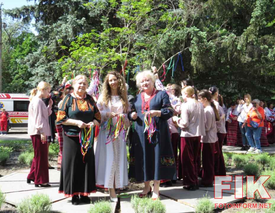 Традиційне уквітчання калини на подвір'ї філармонії, фото Ігор Філіпенко