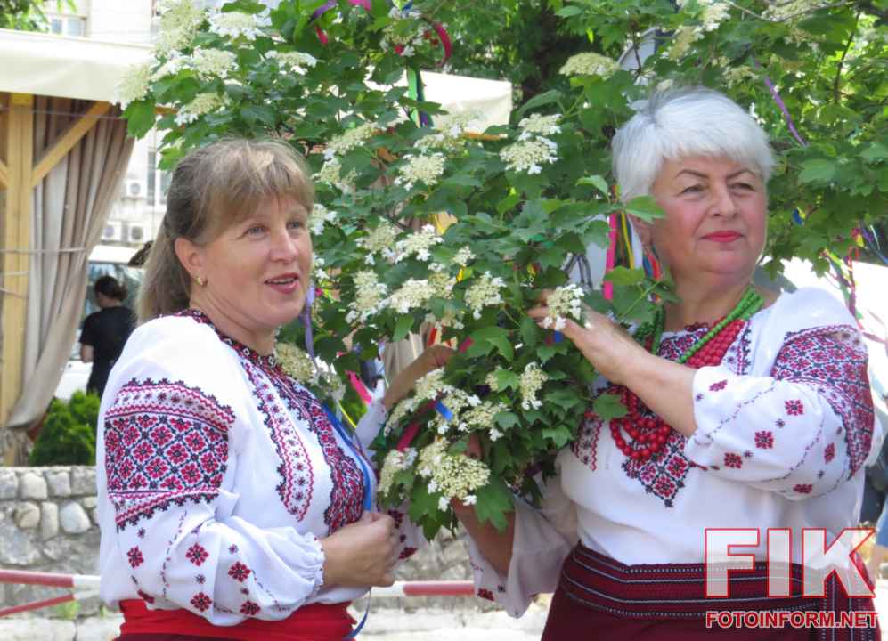 Традиційне уквітчання калини на подвір'ї філармонії, фото Ігор Філіпенко