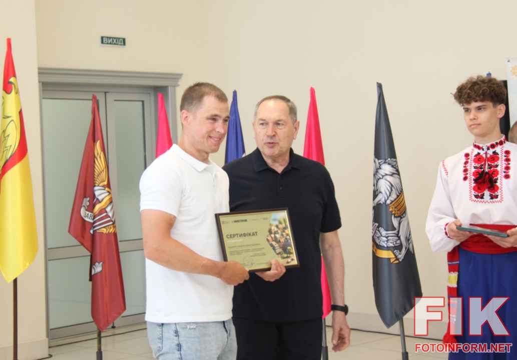 Начальник Кіровоградської ОВА Андрій Райкович вручає грошовий сертифікат на придбання житла українському ветерану під час урочистостей у Кропивницькому