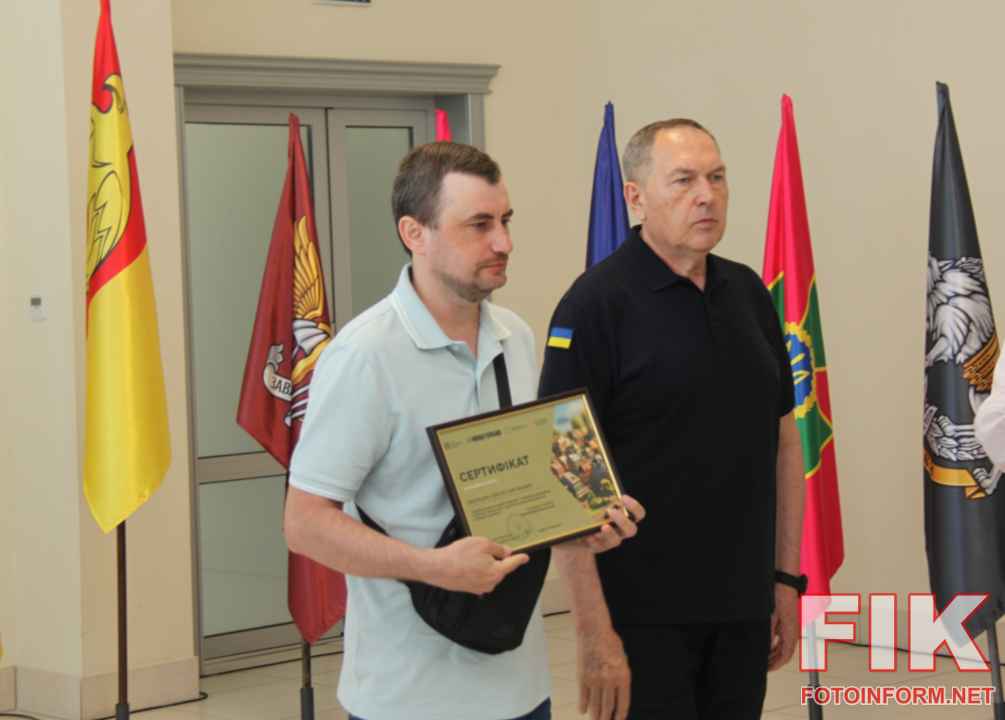 Начальник Кіровоградської ОВА Андрій Райкович вручає грошовий сертифікат на придбання житла українському ветерану під час урочистостей у Кропивницькому