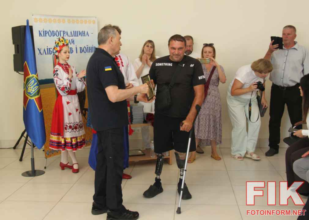 Начальник Кіровоградської ОВА Андрій Райкович вручає грошовий сертифікат на придбання житла українському ветерану під час урочистостей у Кропивницькому