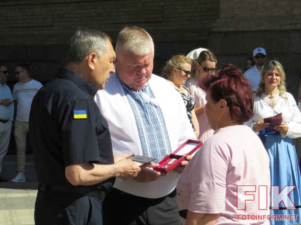 урочисті заходи з нагоди визначної дати — 30-ї річниці Конституції України.