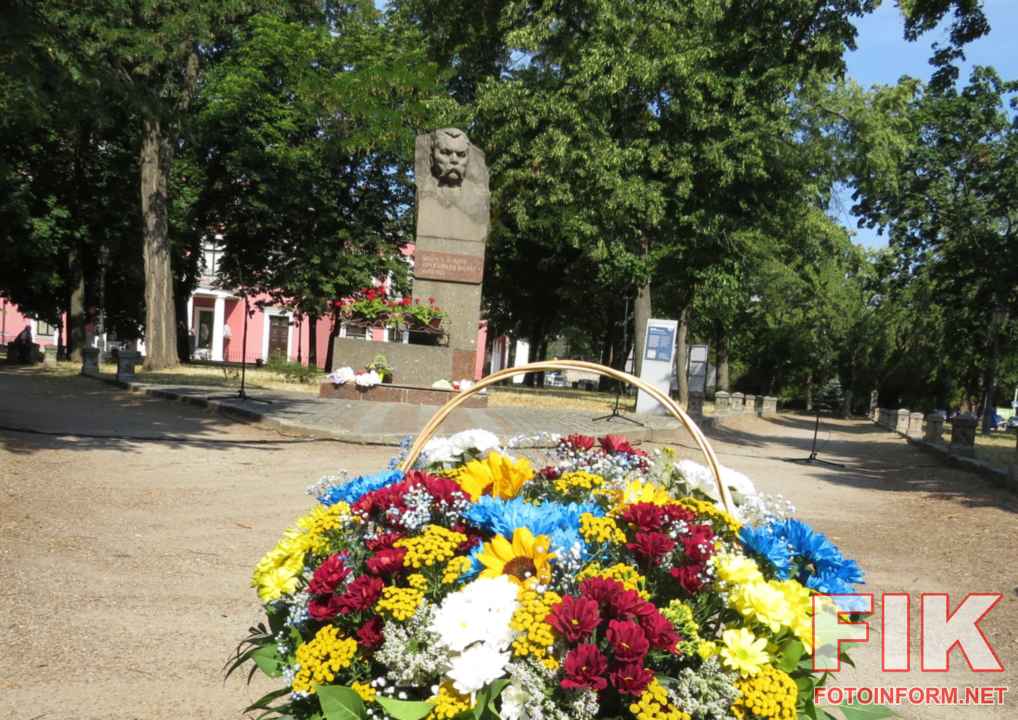 Урочисте покладання квітів до пам'ятника Марку Кропивницькому у Кропивницькому з нагоди 10-річчя перейменування міста., фото Ігоря Філіпенка