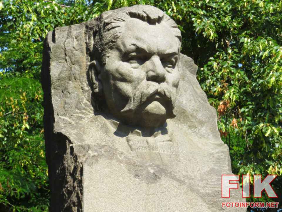 Урочисте покладання квітів до пам'ятника Марку Кропивницькому у Кропивницькому з нагоди 10-річчя перейменування міста., фото Ігоря Філіпенка