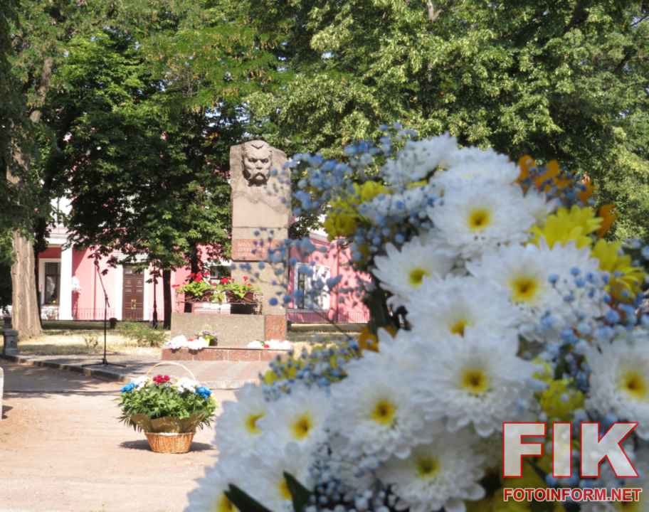 Урочисте покладання квітів до пам'ятника Марку Кропивницькому у Кропивницькому з нагоди 10-річчя перейменування міста., фото Ігоря Філіпенка