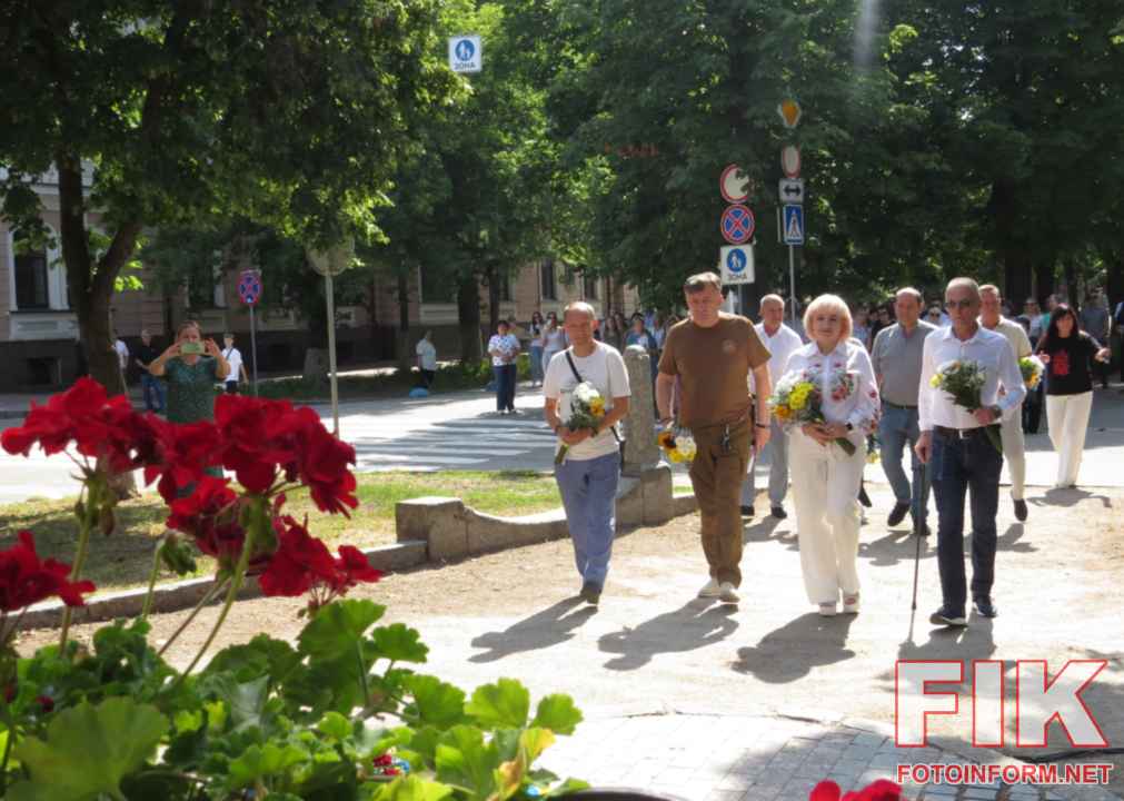 Урочисте покладання квітів до пам'ятника Марку Кропивницькому у Кропивницькому з нагоди 10-річчя перейменування міста., фото Ігоря Філіпенка