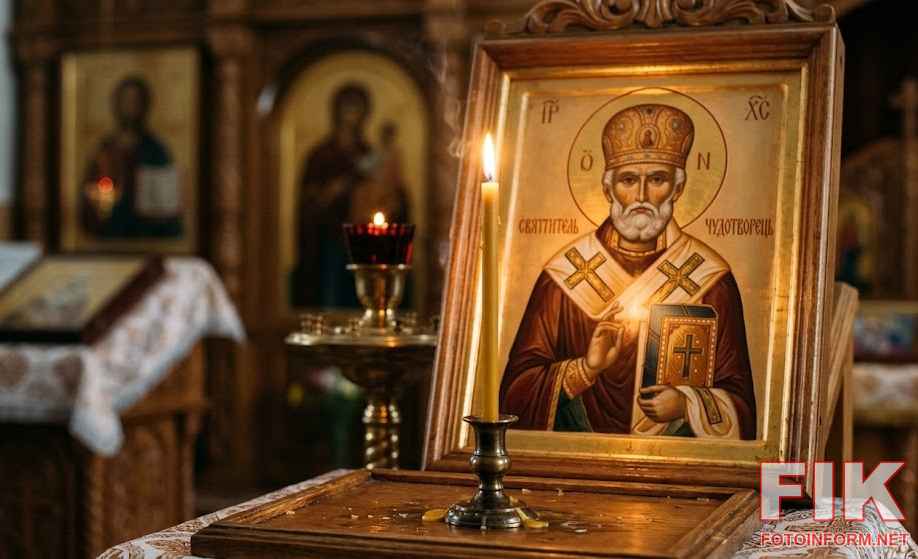 Запалена церковна свічка біля образу святого Миколая