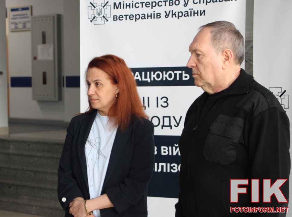 Наталія Калмикова та Андрій Райкович під час наради у Кропивницькому щодо ветеранської політики на Кіровоградщині.
