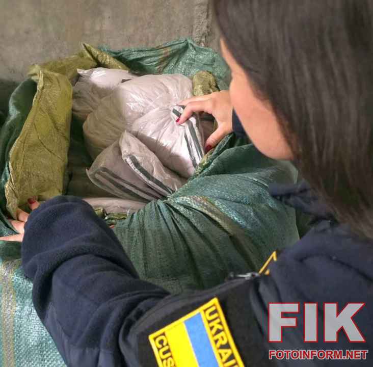 Вилучені кропивницькими митниками жіночі жилети з підробленим логотипом Adidas