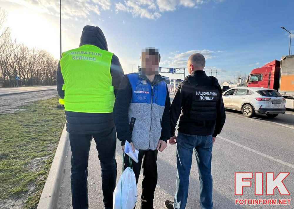 Працівники ДМС та поліції супроводжують іноземця-порушника до державного кордону України