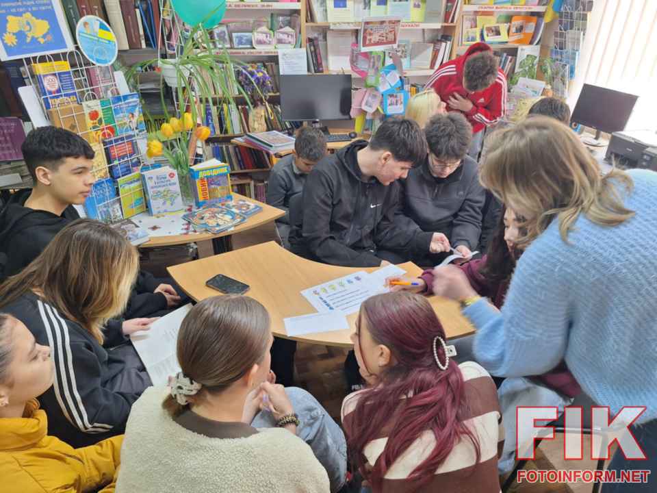 Учні 8-го класу Завадівської гімназії під час мовного квізу в бібліотеці-філії №10: діти беруть участь у конкурсах та обговорюють книжкову виставку.