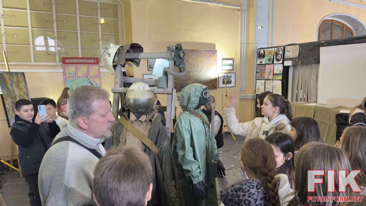 Виставка Пам’ять бентежить до 40-річчя Чорнобильської трагедії в Музеї мистецтв Кропивницького.