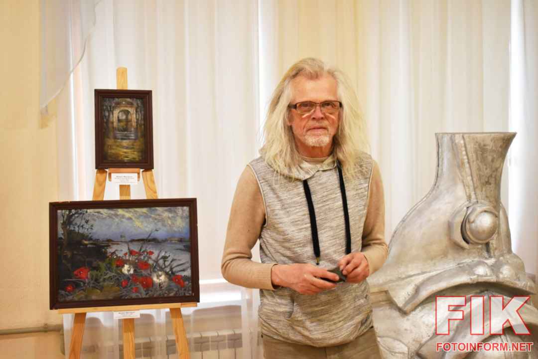 Михайло Максимчук біля своїх скульптур на відкритті виставки «Мистецтво на дотик» у Музеї мистецтв Кропивницького.