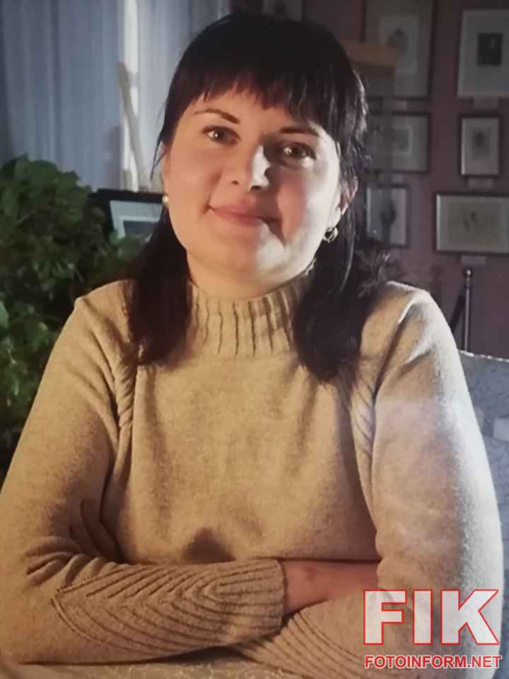 Художниця Тетяна Костенко на фоні своїх картин на відкритті персональної виставки «Магія кольорів» у Музеї мистецтв.