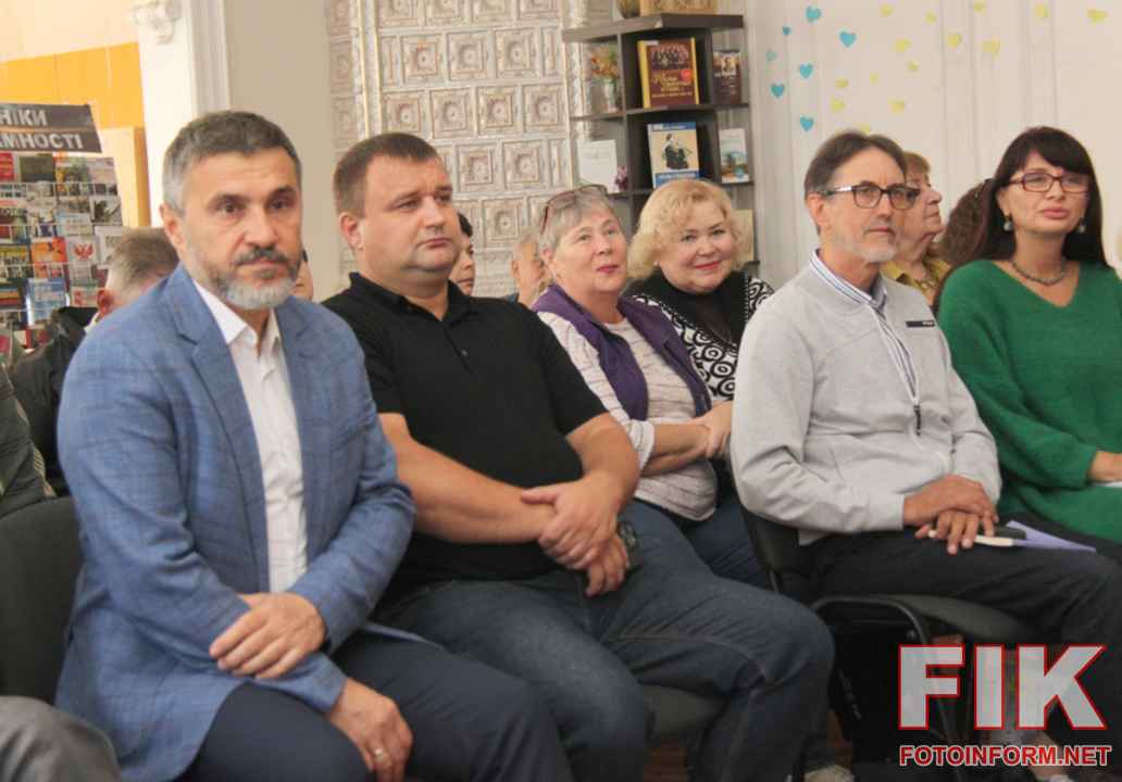 Презентація художньо-краєзнавчих книг Олени Надутенко в бібліотеці імені Євгена Маланюка у Кропивницькому, фото Ігоря Філіпенк