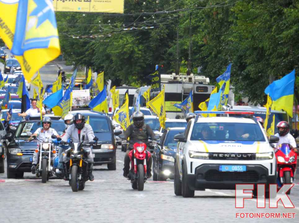 Колона автомобілів з українськими прапорами та плакатами під час автопробігу на підтримку полонених «Не мовчи. Полон вбиває» у Кропивницькому., фото Ігоря Філіпенка