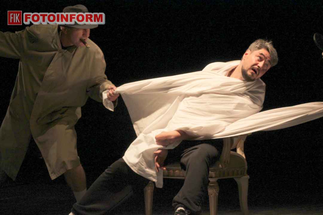 Сцена з комедійної вистави Жана-П'єра Мартінеса на фестивалі «Вересневі самоцвіти», фото Ігоря Філіпенка