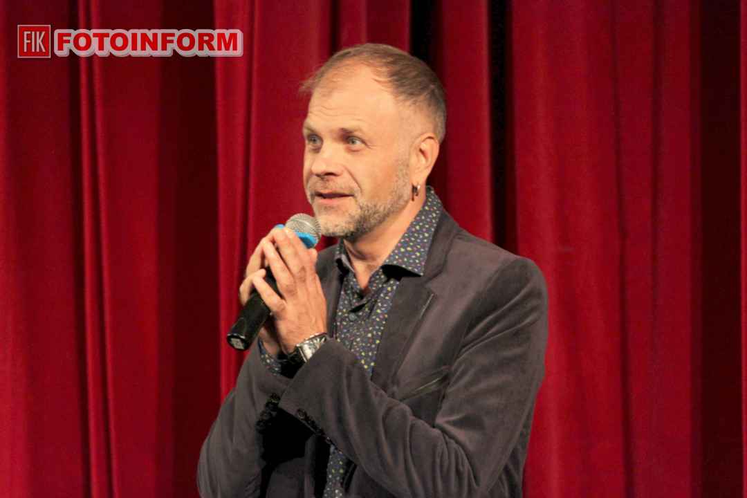 Антон Меженін презентує виставу «Виставу не скасовано» у Кропивницькому, фото Ігоря Філіпенка.
