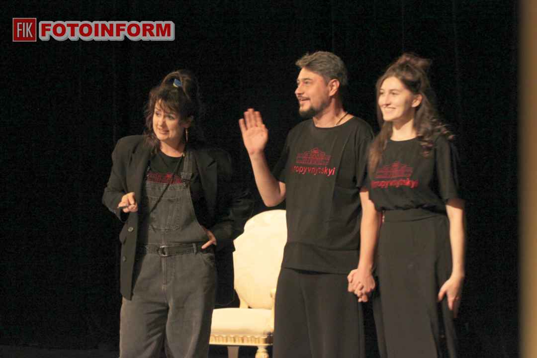 Сцена з комедійної вистави Жана-П'єра Мартінеса на фестивалі «Вересневі самоцвіти», фото Ігоря Філіпенка
