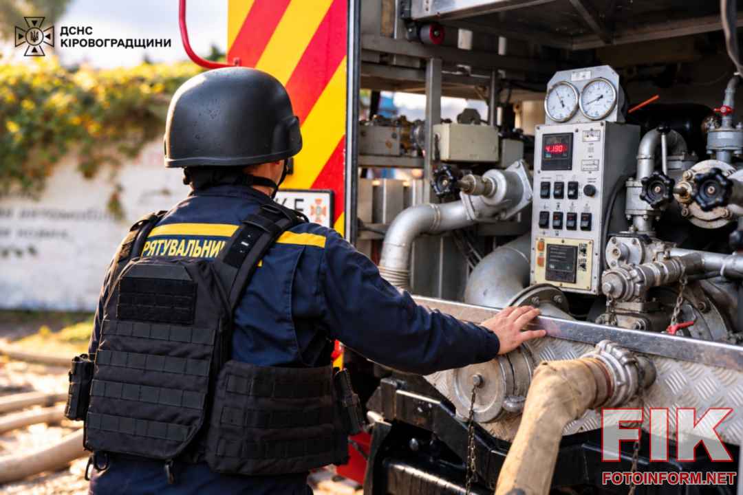 Рятувальники ДСНС ліквідовують пожежу вантажних автомобілів після влучання БпЛА у Кропивницькому