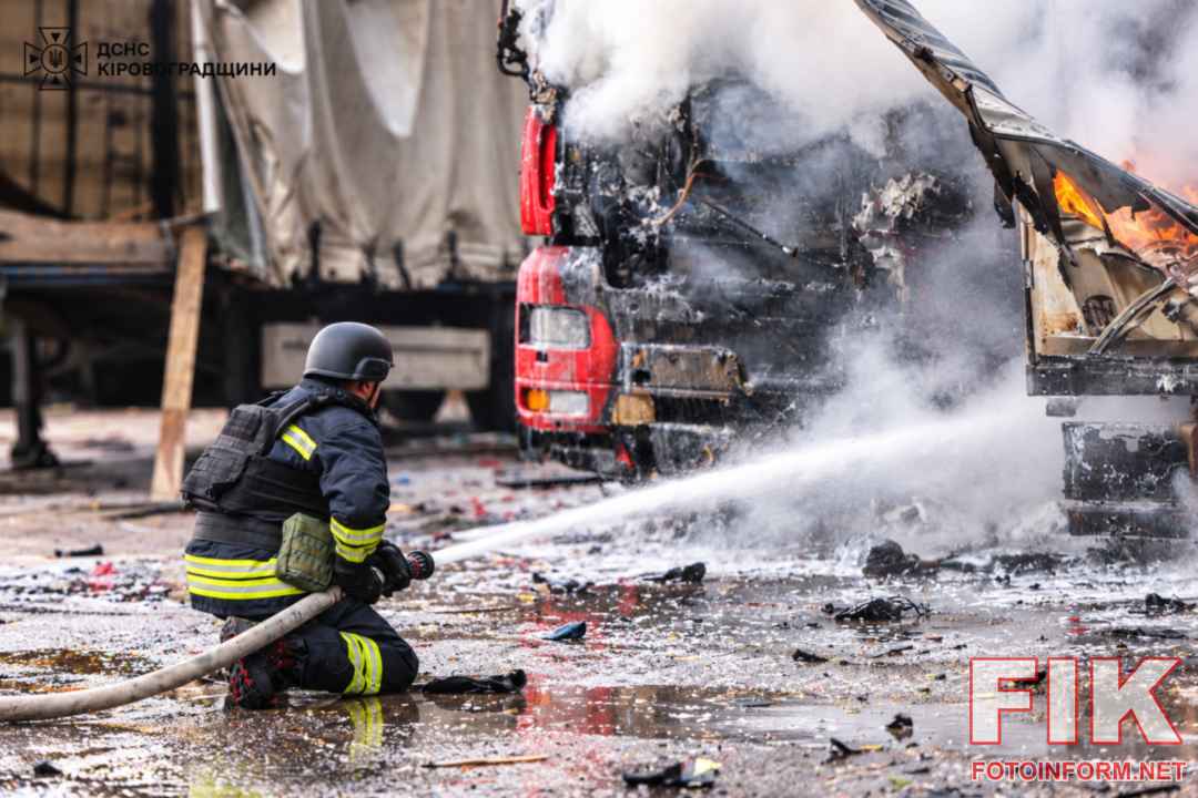 Рятувальники ДСНС ліквідовують пожежу вантажних автомобілів після влучання БпЛА у Кропивницькому